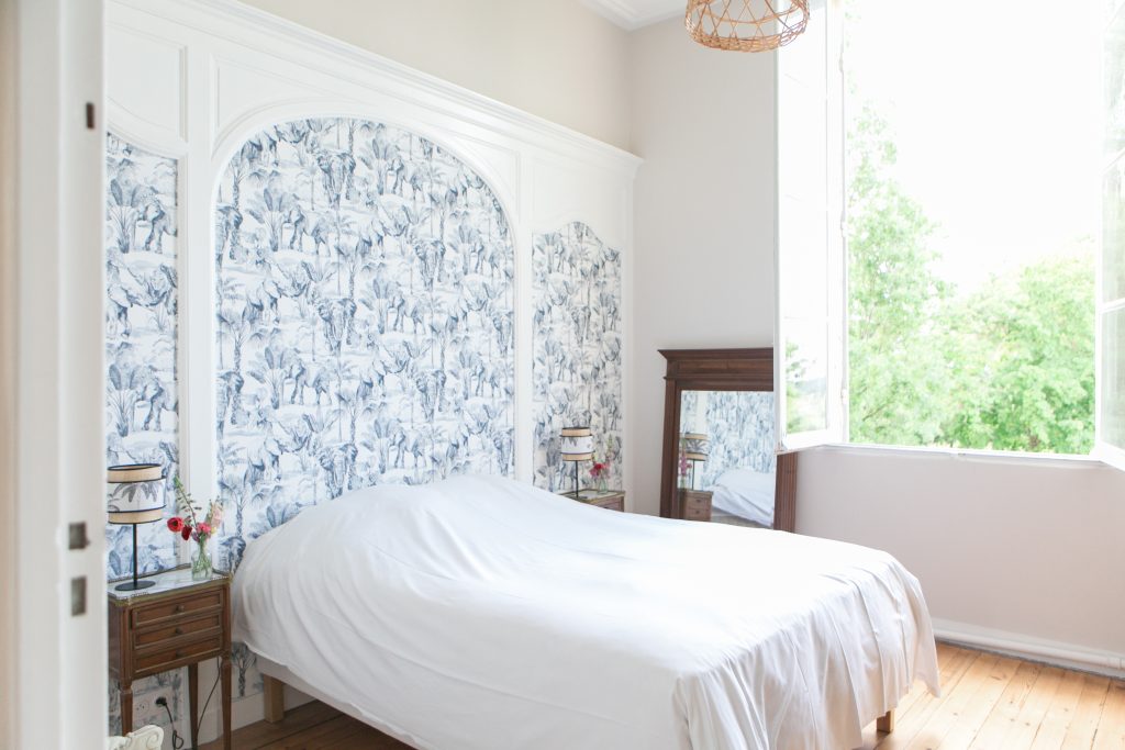 Chambre spacieuse avec salle de bain attenante.