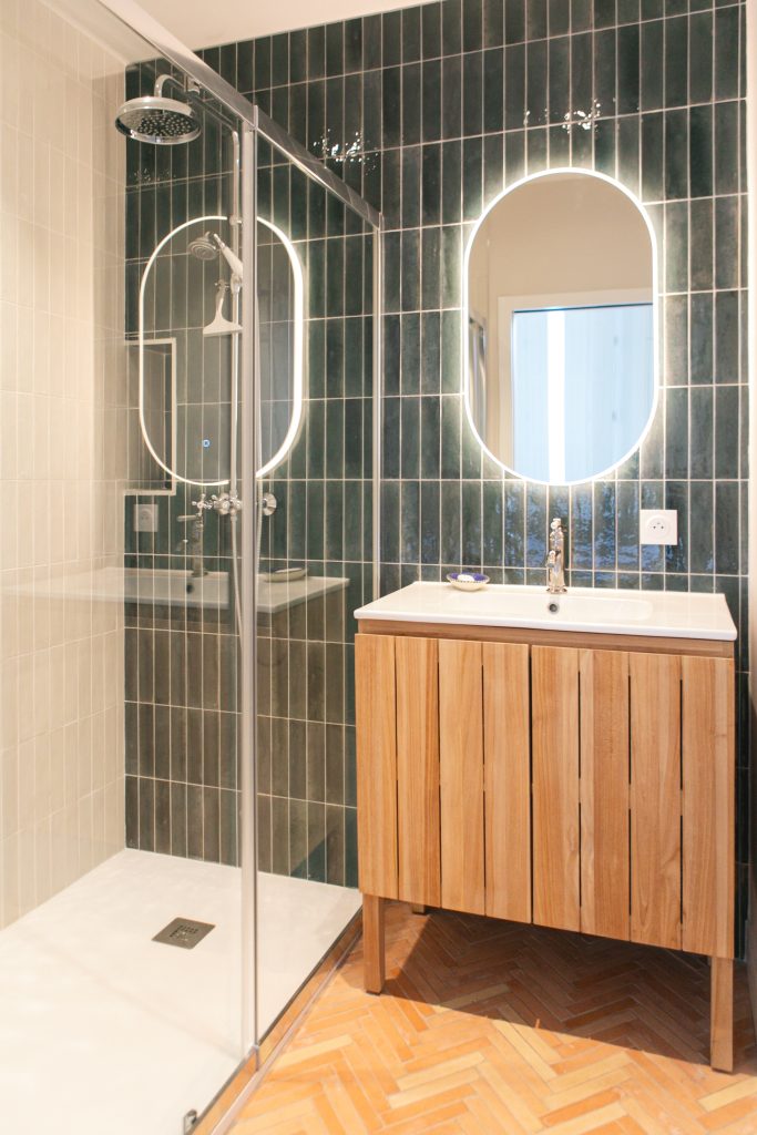 Salle de bain lumineuse.