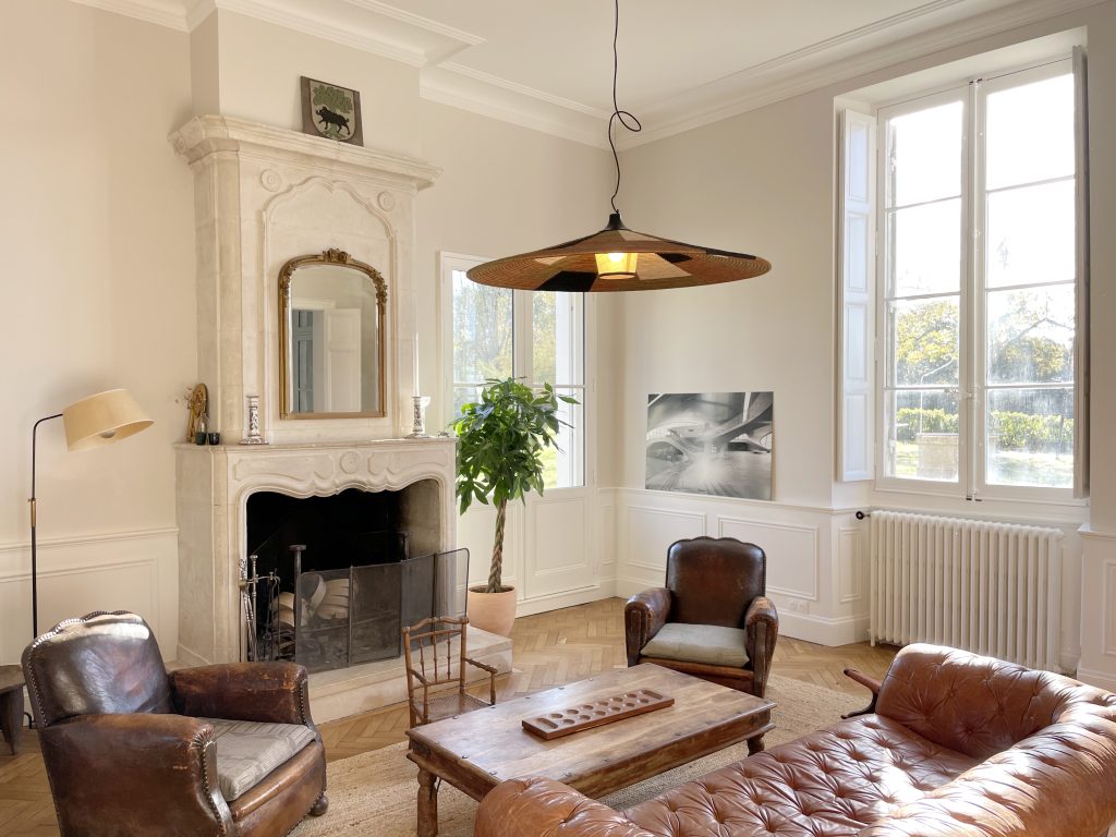 Grand salon avec cheminée.
