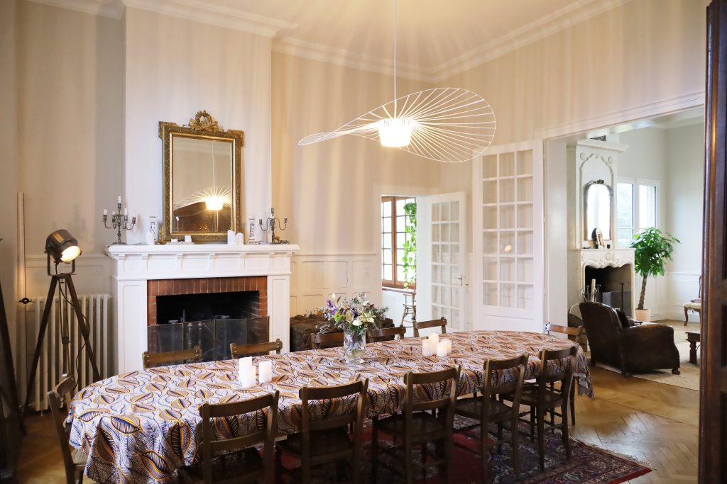 Salle à manger avec cheminée.