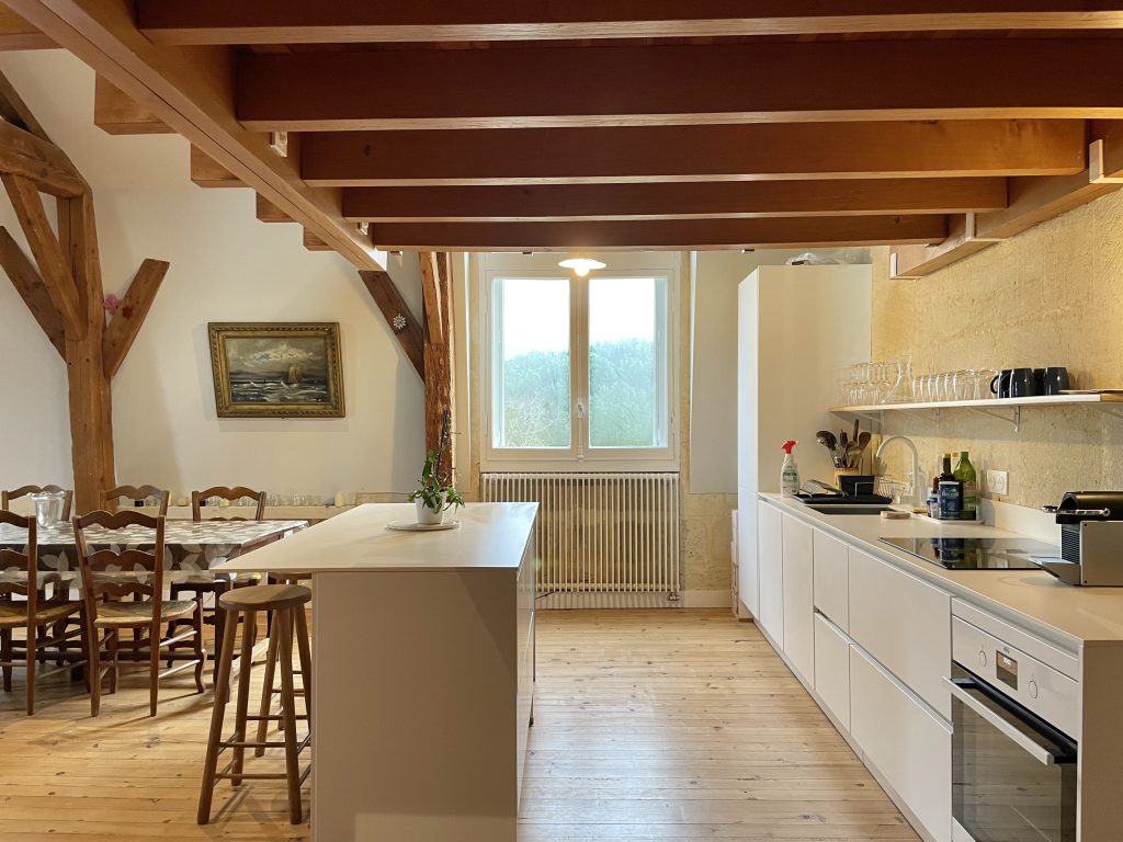 Cuisine de studio spacieuse au 2ᵉ étage, entièrement équipée.