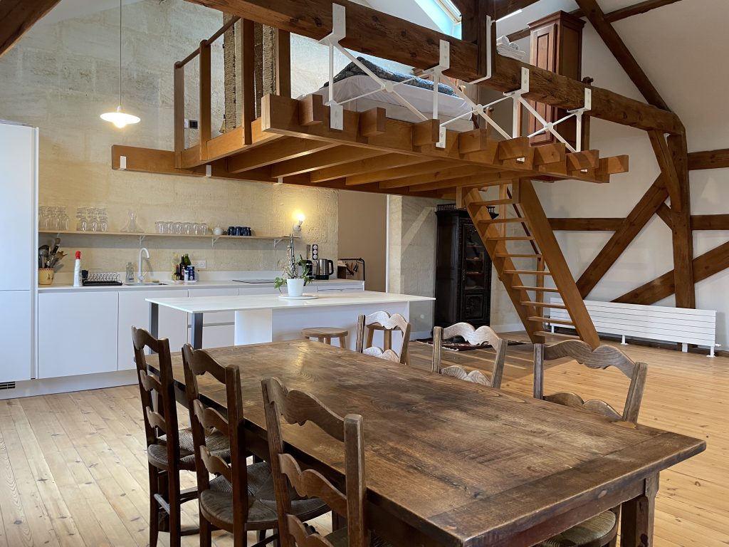 Salle à manger et chambre en mezzanine