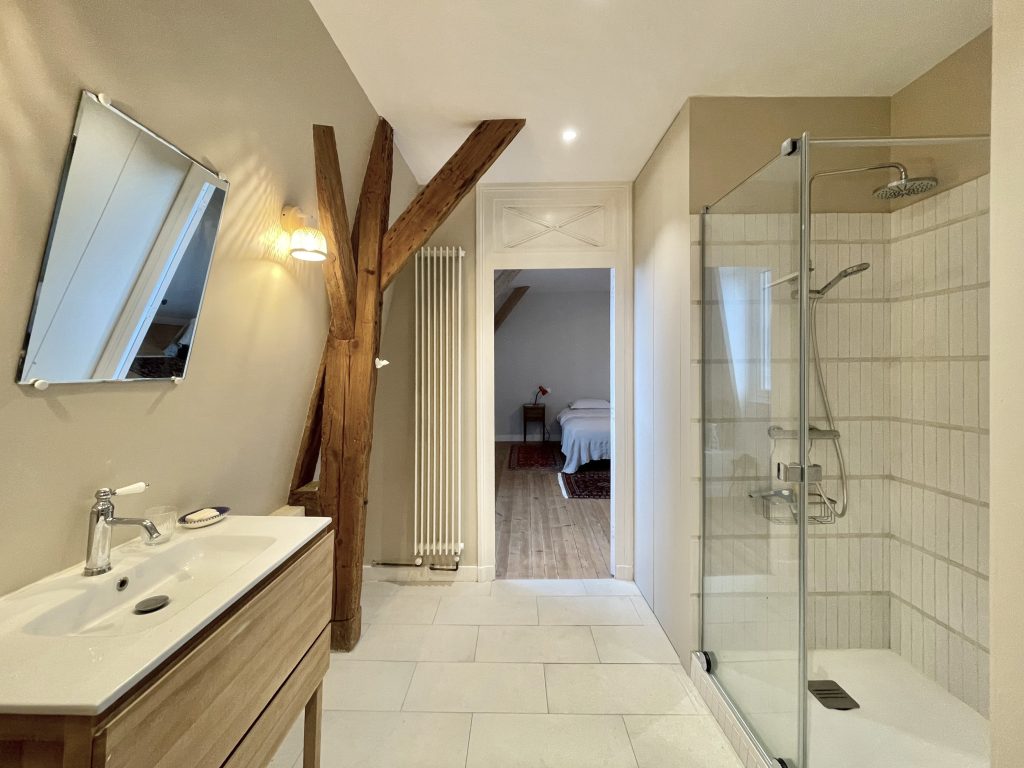Salle de bain attenante au 2ᵉ étage.